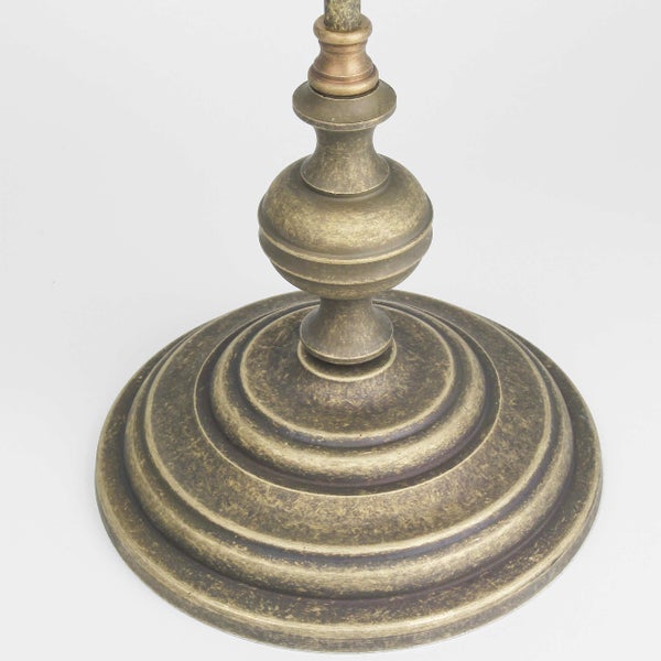 Detailansicht des Fußes einer Stehlampe.