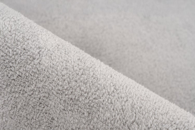 Nahaufnahme der weichen, flauschigen Textur eines Heimtextil Stoffes.