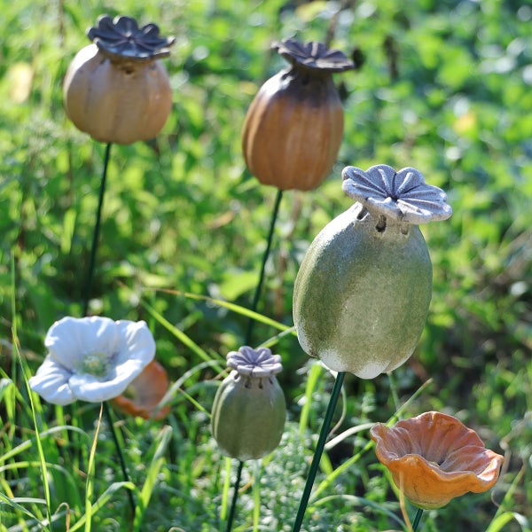 Dekorative Gartenstecker aus Keramik in Mohnblumenform im Beet