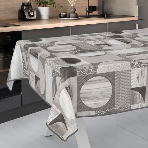 Tischdecke mit grafischem Muster auf einem Küchentisch