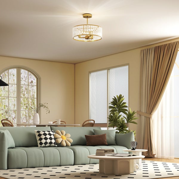 Wohnzimmer mit Sofa, Tisch und Deckenleuchte