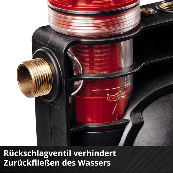 Detailansicht einer Gartenpumpe mit integriertem Rückschlagventil im transparenten Vorfilter und seitlichem Messing-Anschlussgewinde.