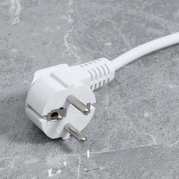 Weißer Schutzkontaktstecker mit Kabel
