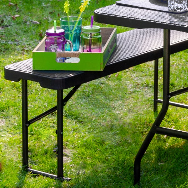 Gartenmöbel-Set mit Tisch und Bank auf Rasen mit Getränken im Tablett.
