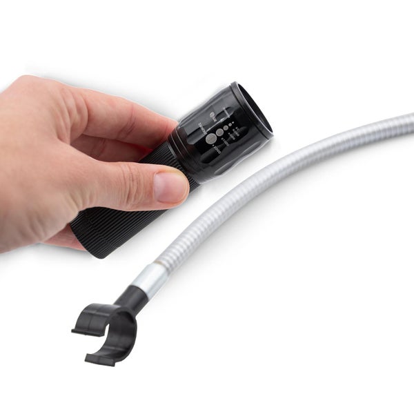 Hand hält Inspektionslampe mit flexiblem Hals für schwer zugängliche Stellen