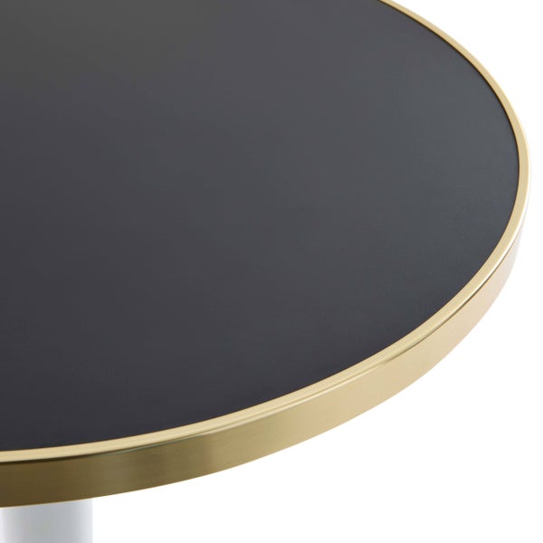 Detailansicht einer runden Bistrotischplatte mit grauer matter Oberfläche und goldfarbenem Metallrand.