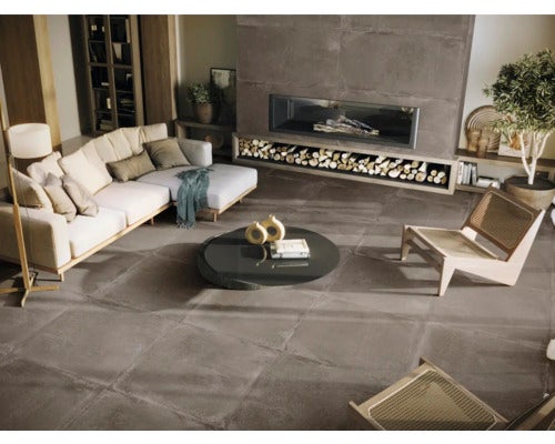 Modernes Wohnzimmer mit Sofa, Sesseln, Couchtisch, Kamin und Bodenfliesen