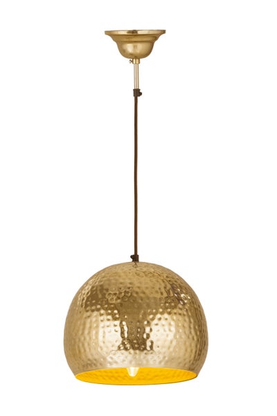 Gartentisch mit Getränken und Snacks am Teich