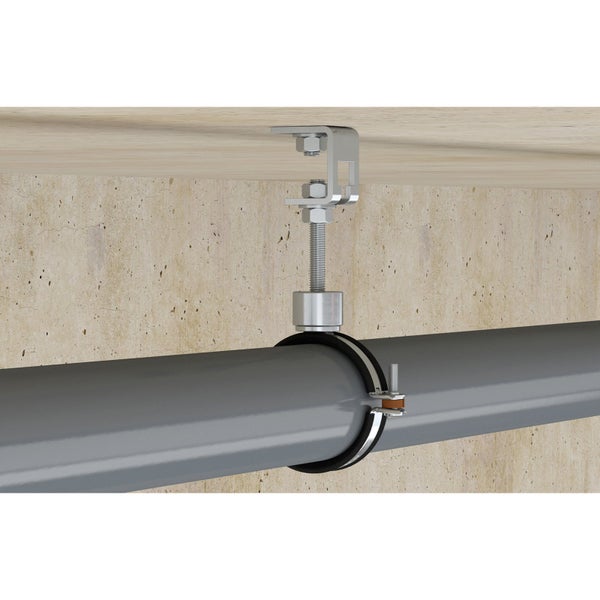 Rohr mit Rohrschelle an der Decke befestigt