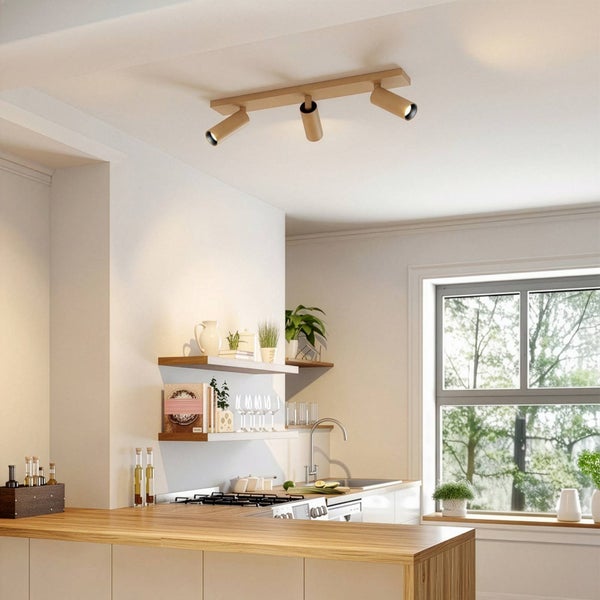 Küchenszene mit Holz-Deckenleuchte mit drei Strahlern