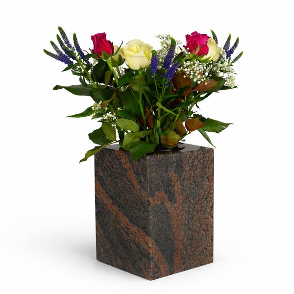 Quadratische Grabvase aus Granit mit Blumenstrauß