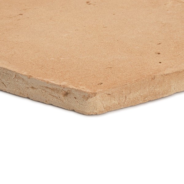 Quadratische Terrakotta Bodenfliese mit rustikaler Oberfläche und unregelmäßigen Kanten.