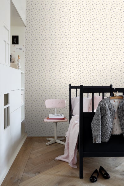 Kinderzimmer mit Bett, Stuhl und Tapete mit Blumenmuster