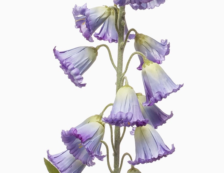 Künstliche Blume mit violetten Glockenblüten und grünen Blättern.