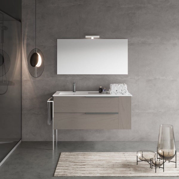 Modernes Badezimmer mit Waschtischunterschrank aus Holz, integriertem Waschbecken, großem Spiegel und Wandleuchte vor einer Betonwand.