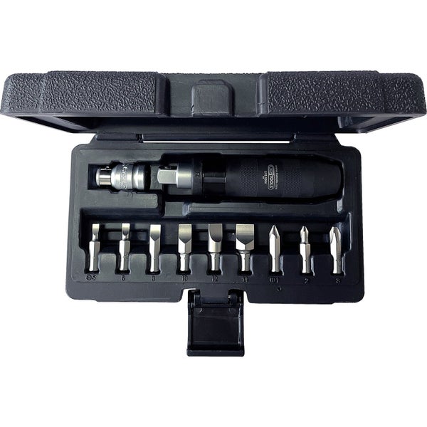 Schlagschrauber-Satz mit verschiedenen Bits in einem schwarzen Kunststoffkoffer