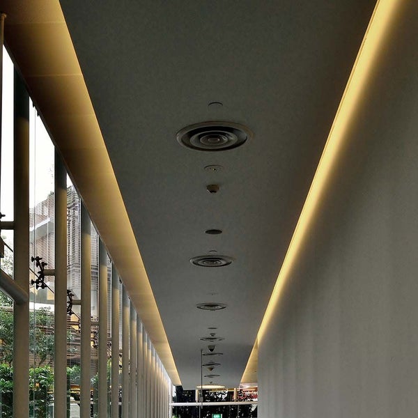 Decke mit Beleuchtung und Belüftungssystem.