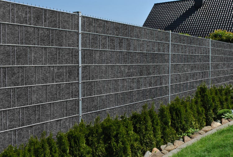 Doppelstabmattenzaun mit grauem Sichtschutz und grünen Pflanzen
