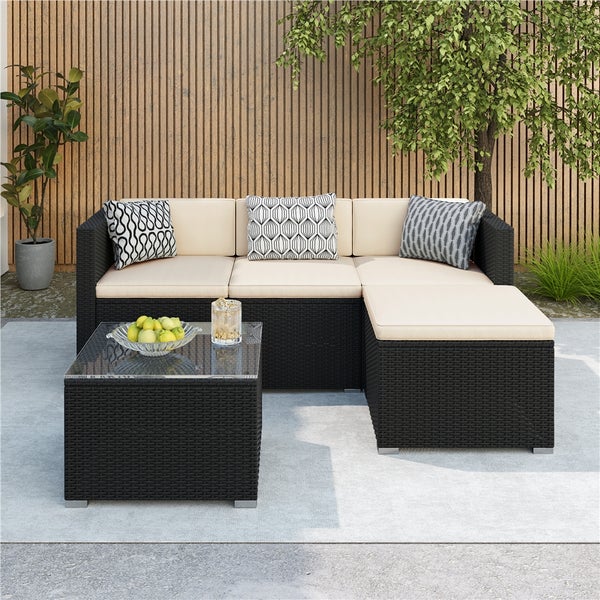 Gartenlounge-Set mit Sofa, Tisch und Kissen auf der Terrasse