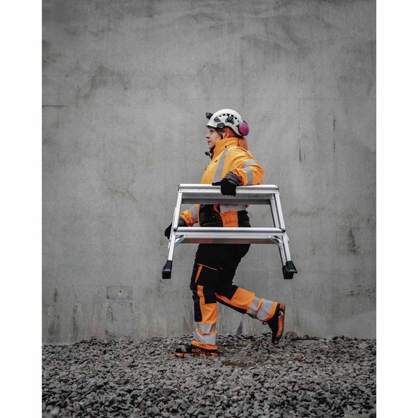 Frau trägt eine Aluminium Bockleiter