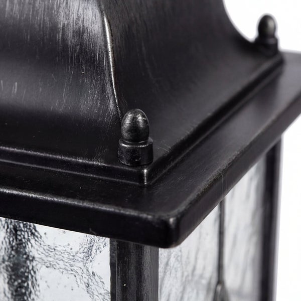 Detailansicht einer schwarzen Außenleuchte mit Glas