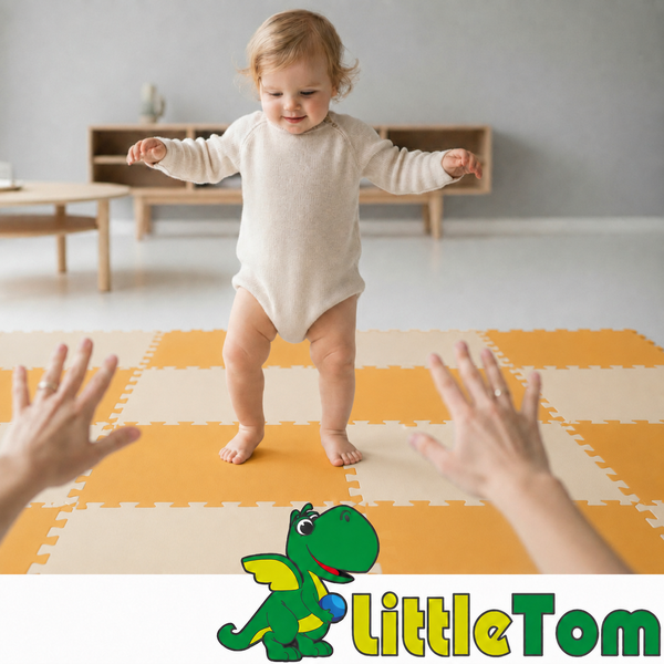 Kleinkind lernt laufen auf einer weichen Schaumstoff Krabbelmatte mit Puzzle Stecksystem im Kinderzimmer LittleTom Logo