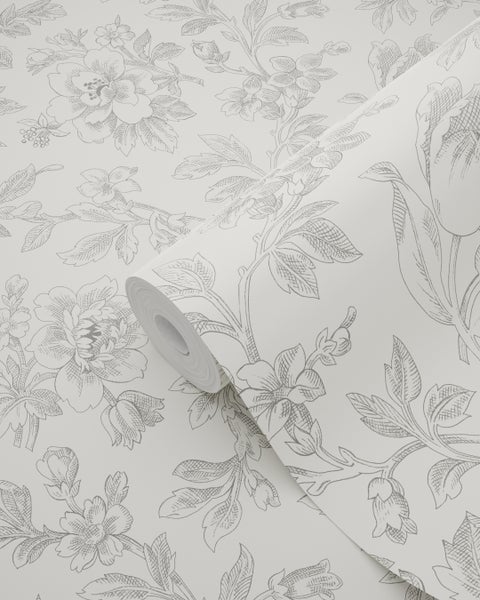 Weiße Vliestapete mit grauem floralem Muster aus Skizzen von Blumen und Blättern.