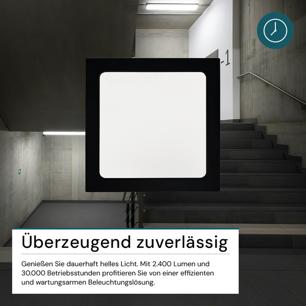 Quadratische Deckenleuchte in einem Treppenhaus