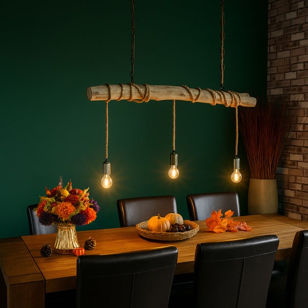 Holz-Hängelampe über Esstisch mit Herbstdekoration