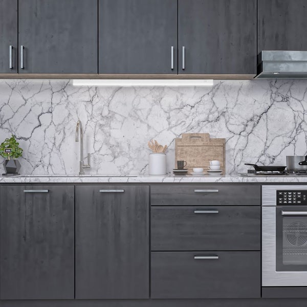 Moderne Küche mit dunkelgrauen Schränken, Marmorrückwand und einer beleuchteten LED-Unterbauleuchte.
