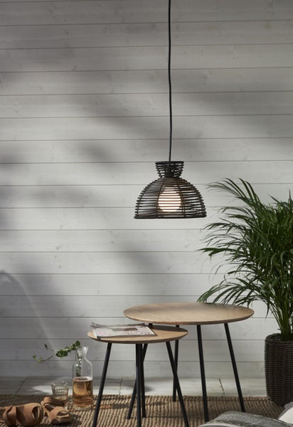 Dekorative Szene mit Pendelleuchte, zwei runden Tischen und Zimmerpflanze