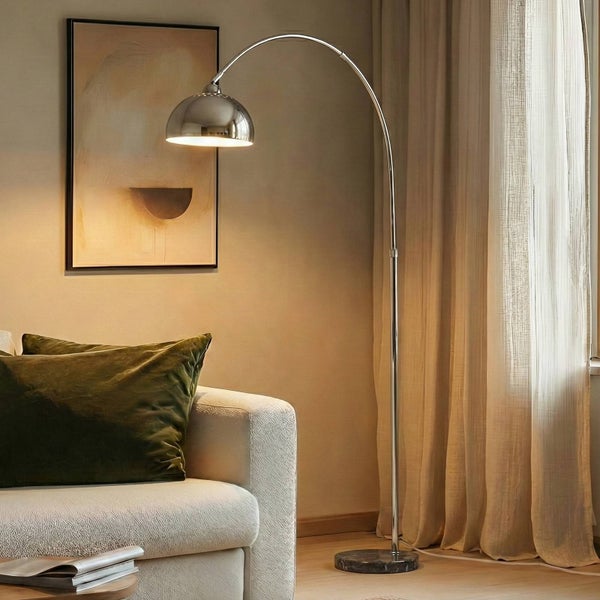 Bogenlampe aus Metall mit rundem Lampenschirm in einem Wohnzimmer