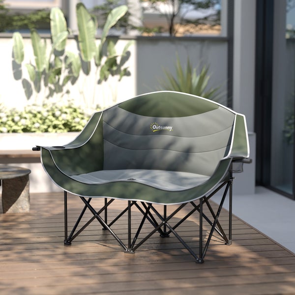 Outsunny Camping Klappstuhl als Doppelsitz für den Garten auf einer Holzterrasse mit integrierten Getränkehaltern.