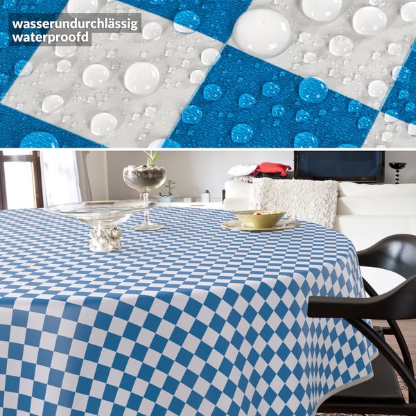 Wasserdichte Tischdecke mit blauweissem Karomuster auf einem Esstisch in einem Wohnzimmer.