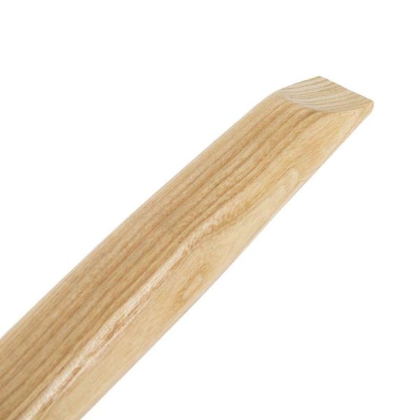 Detailansicht eines geschmückten Weihnachtsbaums mit Kugeln, Schleifen, Glocken und einer Engelpuppe.