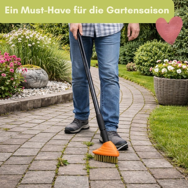 Mann reinigt Gehweg mit einer Fugenbürste im Garten. Ein Muss für die Gartensaison.