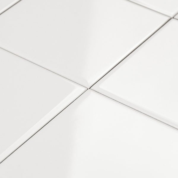 Quadratische Wandfliesen mit Facettenschliff in glänzender Optik für Innenräume.