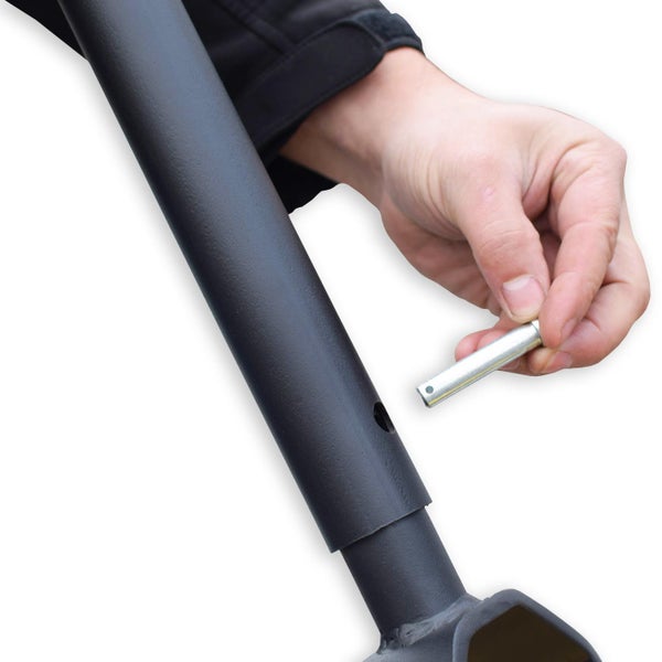 Detailansicht einer Person, die einen Sicherungsstift in ein Stahlrohr einsetzt