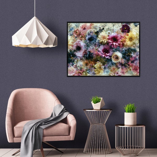 Wohnzimmer mit Sessel, Beistelltischen, Hängeleuchte und Wandbild mit Blumenmotiv an einer dunklen Wand.