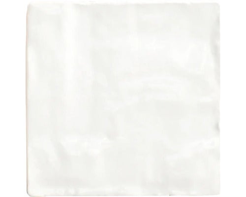 Weiße quadratische Wandfliese aus Keramik mit strukturierter, glänzender Oberfläche.