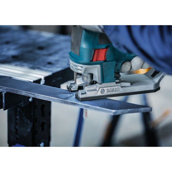 Bosch Stichsäge beim Schneiden eines Metallstücks auf einer Werkbank.