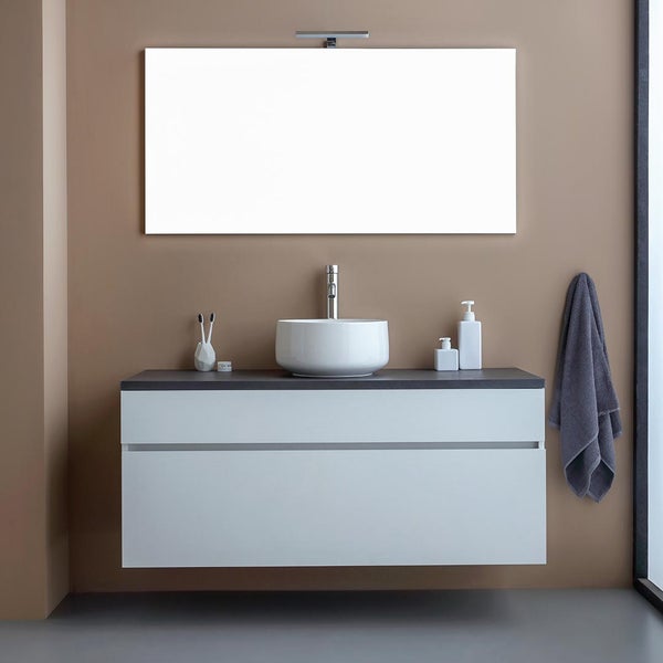 Modernes Badezimmer mit Waschtisch, Aufsatzwaschbecken, Spiegel und Handtuch