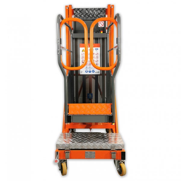 Mobile Arbeitsbühne aus Metall in Orange mit Sicherheitsgeländer und Plattformen aus Riffelblech.