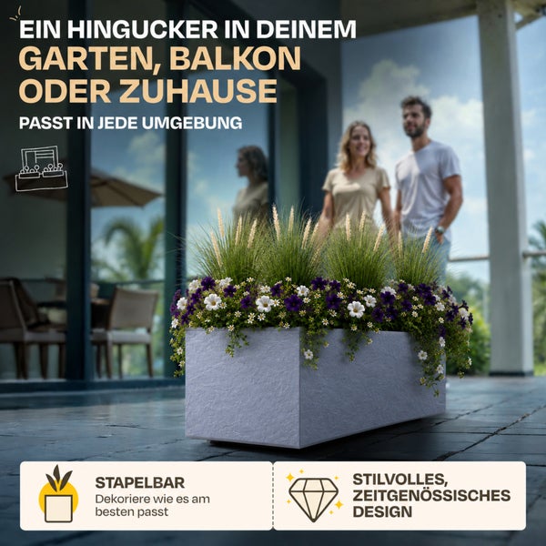 Rechteckiger Pflanzkasten mit Steinoptik auf einer Terrasse, bepflanzt mit Gräsern und Blumen. Stapelbar und mit zeitgenössischem Design.