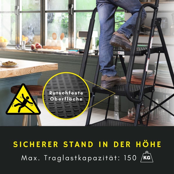 Schwarze Trittleiter in einer Küche mit rutschfester Oberfläche und einer maximalen Traglast von 150 Kilogramm.