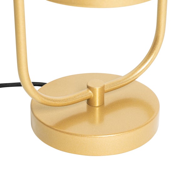 Detailaufnahme des goldenen Lampenfußes einer Tischleuchte