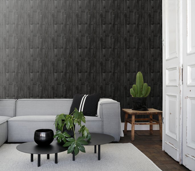 Wohnzimmer mit grauer Couch und Wand mit Holzoptik Tapete