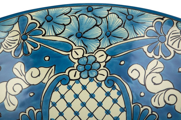 Nahaufnahme einer Keramikschale mit floralen Motiven und Rautenmuster