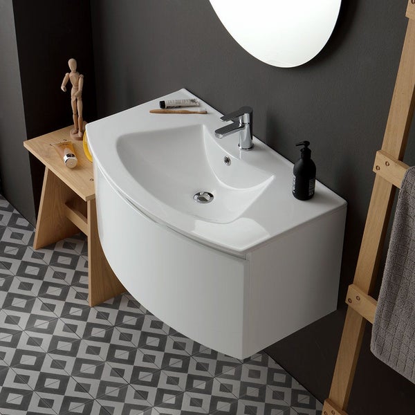 Modernes Badezimmer mit weißem Waschbecken, Armatur und Holzregal