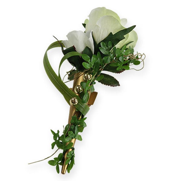 Gesteck mit Rosen und Blattwerk als Tischschmuck